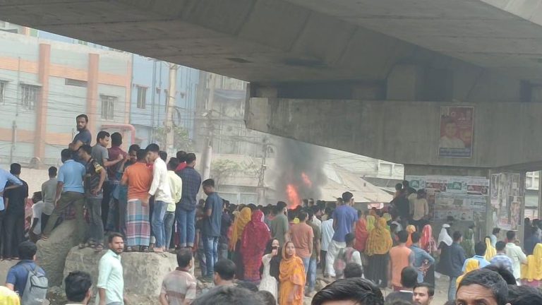 গাজীপু‌রে শ্রমিক আত্মহত্যায় সড়ক অব‌রোধ যানবাহ‌নে আগুন