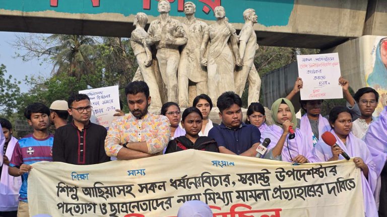 ধর্ষকদের বিচার ও স্বরাষ্ট্র উপদেষ্টার পদত্যাগ দাবিতে কাফন মিছিল