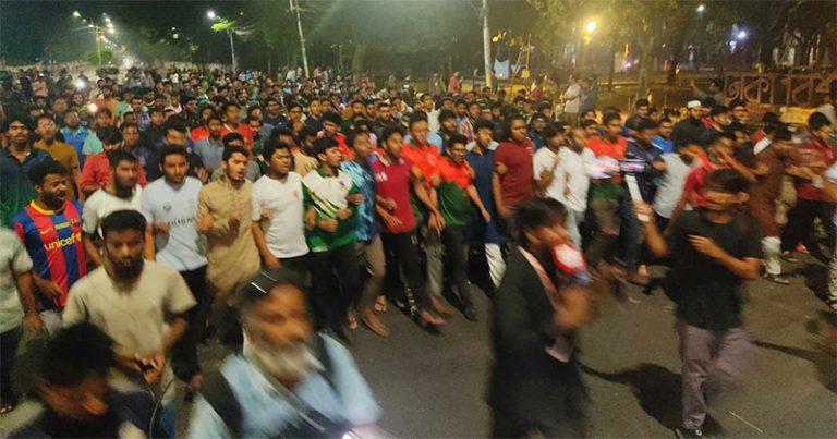 লাকি আক্তারকে গ্রেপ্তারের দাবিতে মধ্যরাতে উত্তাল ঢাবি