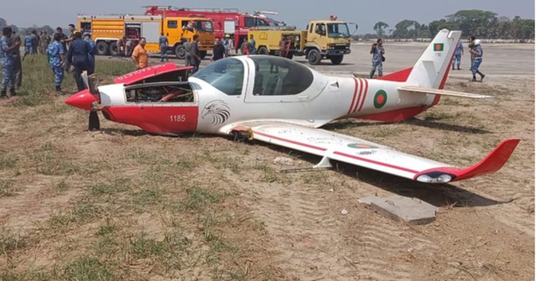 যশোরে প্রশিক্ষণ বিমানের ক্রাশ ল্যান্ডিং, অক্ষত দুই পাইলট