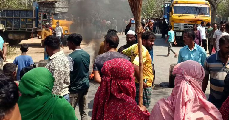 ঝিনাইদহের মিক্সার ডিপো বন্ধে এলাকাবাসীর সড়ক অবরোধ