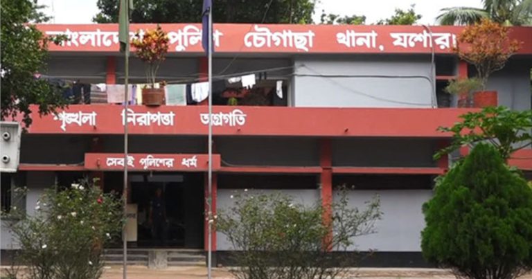 সেহরির সময় বাবাকে কুপিয়ে হত্যা করলো ছেলে