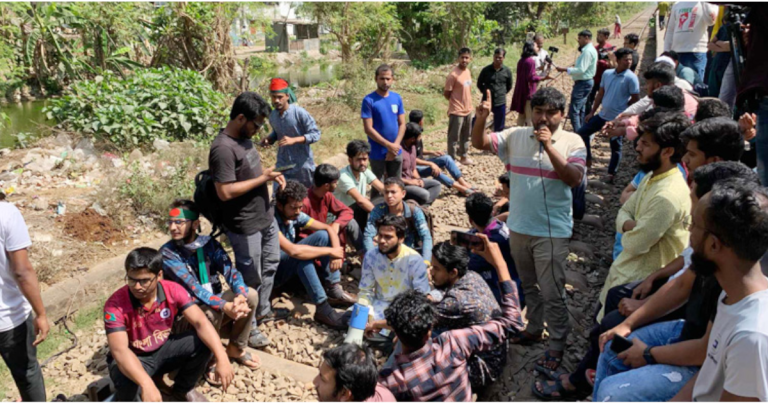ঢাবি কেন্দ্রিক আধিপত্যের প্রতিবাদে রাবি শিক্ষার্থীদের রেলপথ অবরোধ