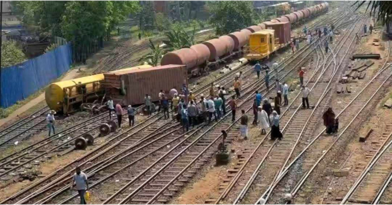 কমলাপুর স্টেশনে কন্টেইনার ট্রেন বগি লাইনচ্যুত