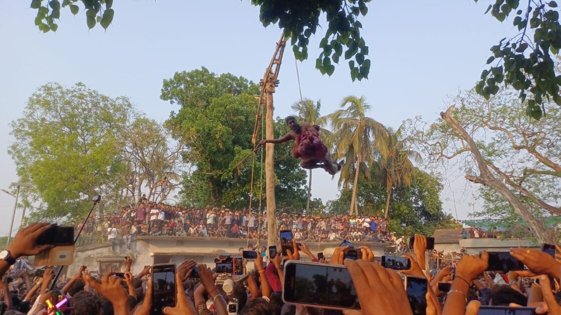 ঝিনাইদহে ঐতিহ্যবাহী চড়ক পূজায় পুণ্যার্থীদের ঢল
