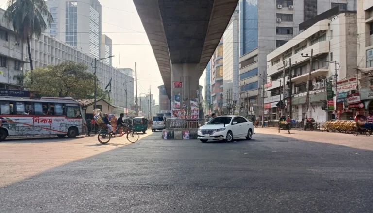 জনবহুল রাজধানী এখন ফাঁকা, নেই যানজট