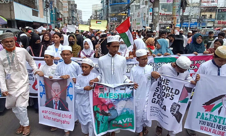 গাজায় ইসরায়েলের চলমান গণহত্যার প্রতিবাদে উত্তাল বরিশাল