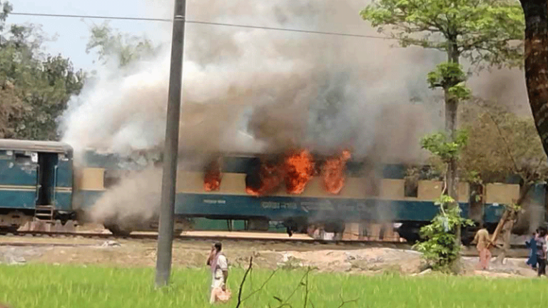 গাজীপুরে মহুয়া কমিউটার ট্রেনে আগুন ‌