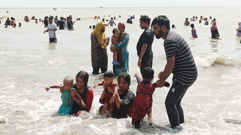 নোনা জলে হইহুল্লোড়ে মেতেছেন পর্যটকরা