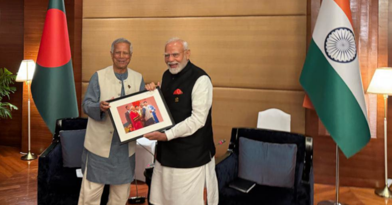 নরেন্দ্র মোদীকে আলোকচিত্র উপহার দিলেন ড. ইউনূস