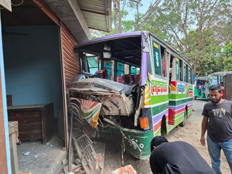 বাস নিয়ন্ত্রণ হারিয়ে দোকানে, স্কুলশিক্ষার্থী নিহত