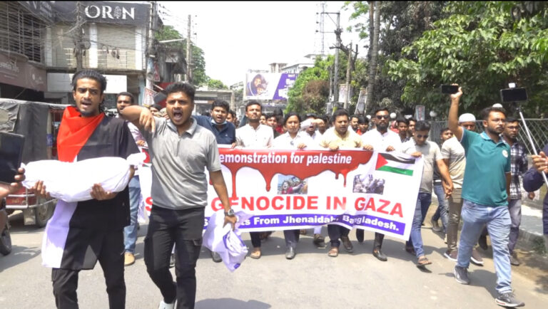 ফিলিস্তিনে বর্বর হামলার প্রতিবাদে ঝিনাইদহে বিক্ষোভ
