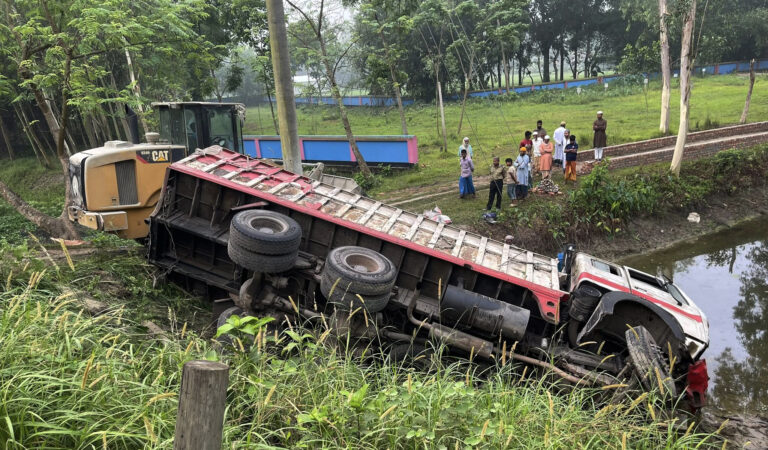 সিরাজগঞ্জে ট্রাক-মাইক্রোবাস সংঘর্ষে নিহত ২