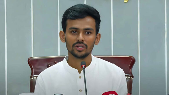 সরকারের একজন মন্ত্রীকে ইঙ্গিত করে এনসিপির মুখপাত্র আসিফ মাহমুদ বলেছেন, 'নিজের নাম উর্দুতে রেখে স্লোগানের ভাষা নিয়ে প্রশ্ন তোলা হাস্যকর।'