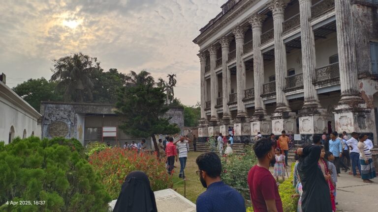 কালের সাক্ষী বালিয়াটি জমিদার বাড়িতে দর্শনার্থীদের ভিড়