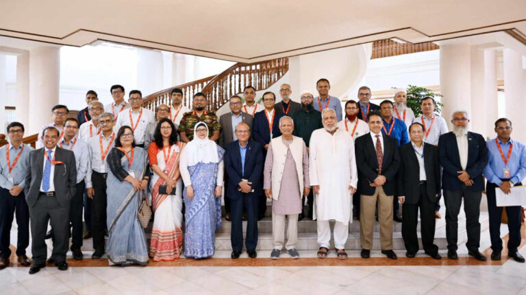 ঝামেলামুক্ত ঈদযাত্রা উপহার দেয়ায় কর্মকর্তাদের ধন্যবাদ প্রধান উপদেষ্টার