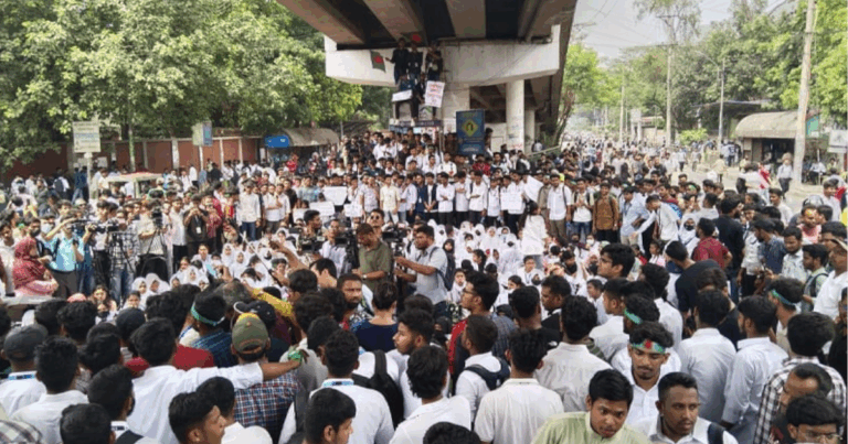 ৬ দফা দাবিতে সাতরাস্তায় পলিটেকনিক শিক্ষার্থীদের সড়ক অবরোধ