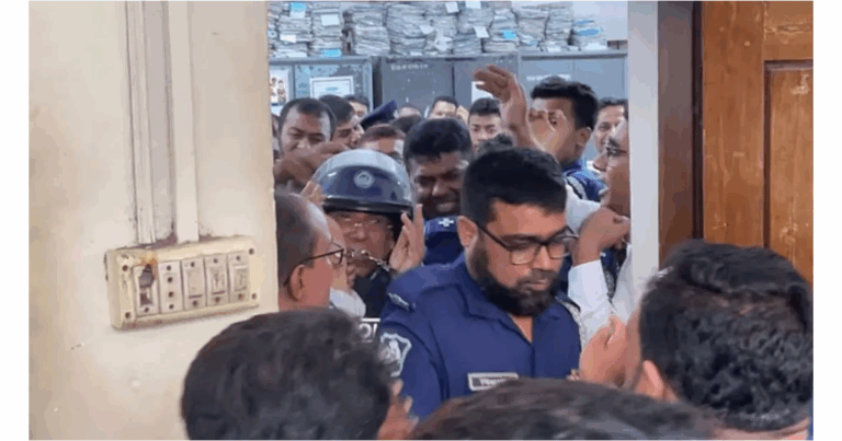 আদালত চত্বরে সাবেক আইনমন্ত্রী আনিসুল হককে চড়-থাপ্পড়