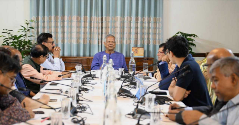 জরুরি বৈঠকে বসেছেন প্রধান উপদেষ্টা