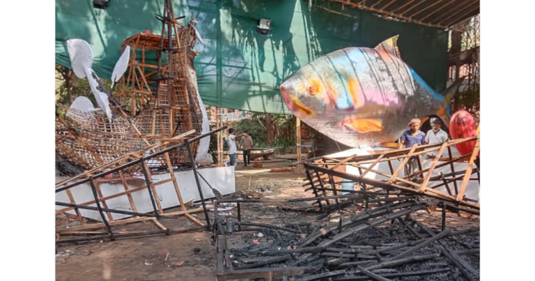 চারুকলায় আগুন: পুড়ে গেছে ‘ফ্যাসিবাদের মুখাকৃতি’ ও ‘শান্তির পায়রা’ মোটিফ