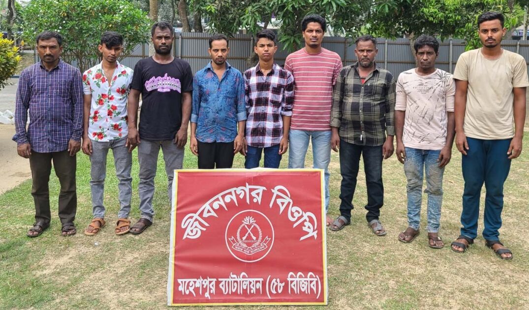 মহেশপুর সীমান্তে নারী শিশুসহ ২২ বাংলাদেশি আটক