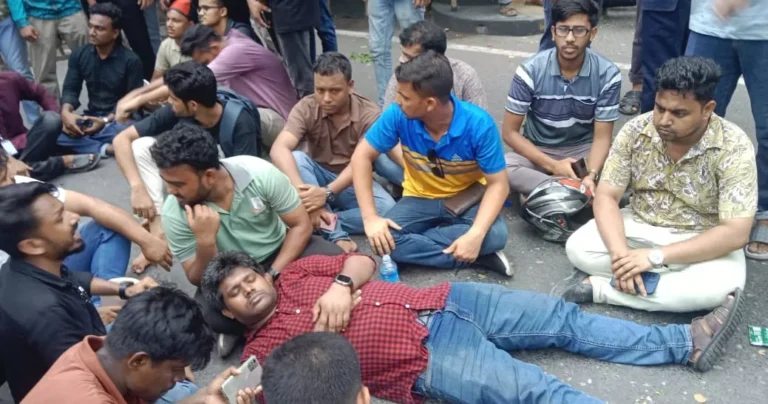 জবি শিক্ষার্থীদের ওপর কাঁদানে গ্যাস-সাউন্ড গ্রেনেড নিক্ষেপ, আহত শতাধিক