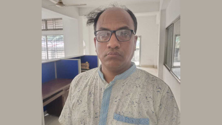 ভারতে পালানোর সময়ে দর্শনা চেকপোস্টে স্ত্রীসহ আ. লীগ নেতা আটক