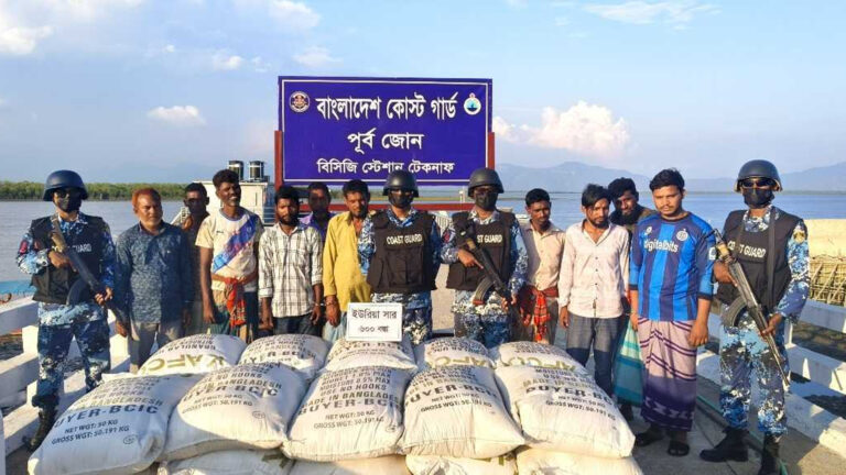 মিয়ানমারে পাচার কালে ৬০০ বস্তা সারসহ আটক ১০