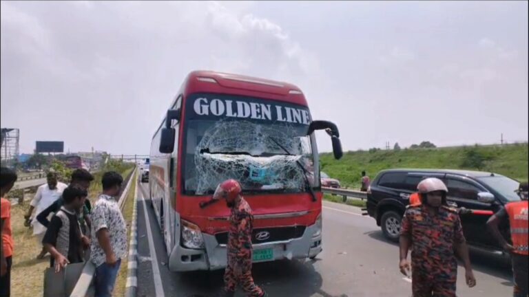 মাওয়া এক্সপ্রেসওয়ে অ্যাম্বুলেন্সে বাসের ধাক্কা, নিহত ৫