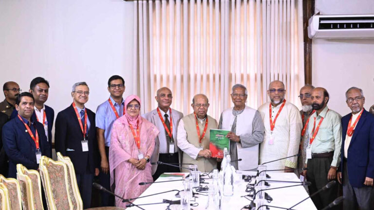 প্রধান উপদেষ্টার কাছে স্বাস্থ্য সংস্কার কমিশনের প্রতিবেদন জমা