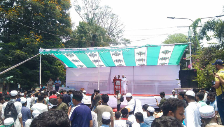 মঞ্চের সামনে অবস্থান নিয়েছেন আন্দোলনকারীরা