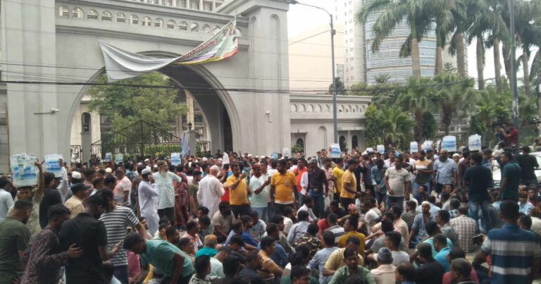 টানা ৪র্থ দিন নগর ভবনের সামনে ইশরাকপন্থিরা, বন্ধ প্রধান ফটক