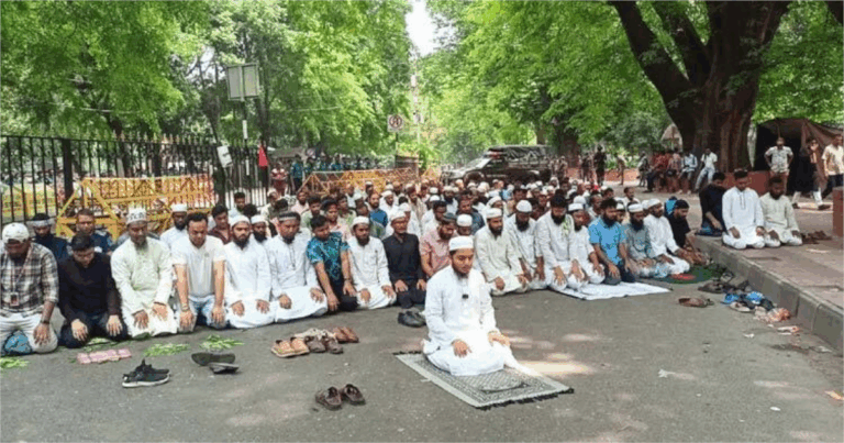 সমাবেশস্থলে ছাত্র-জনতার নামাজ আদায়