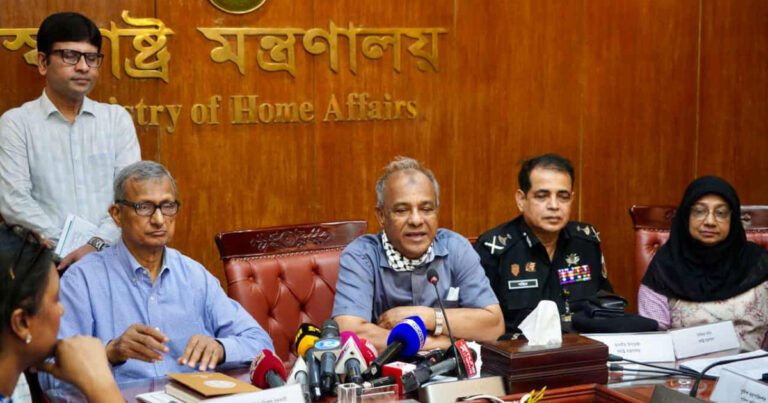৩ জুনের মধ্যে পোশাক শ্রমিকদের বেতন-বোনাস দিতে হবে: স্বরাষ্ট্র উপদেষ্টা