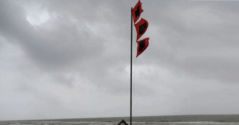 সমুদ্রবন্দর থেকে নামল সতর্ক সংকেত