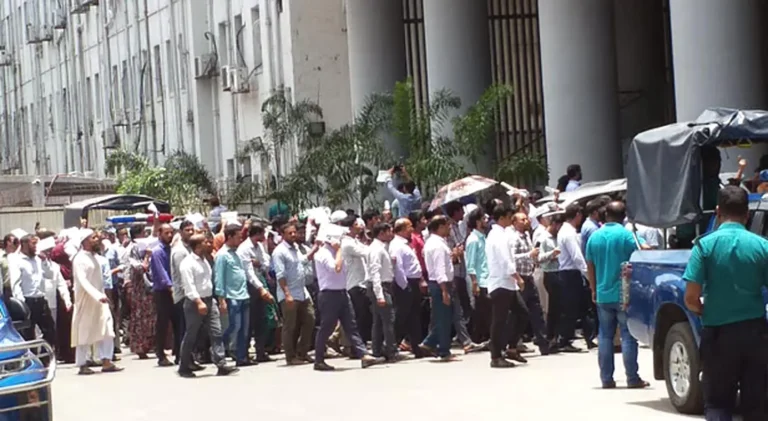 অধ্যাদেশ বাতিলের দাবিতে সচিবালয়ে ফের কর্মচারীদের বিক্ষোভ