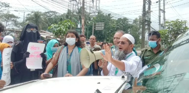 পরীক্ষা পেছানোর দাবিতে বরিশাল শিক্ষা বোর্ডের চেয়ারম্যান অবরুদ্ধ