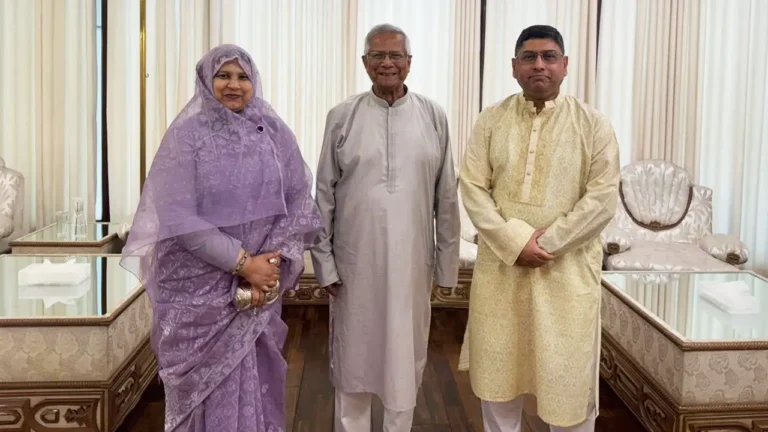 প্রধান উপদেষ্টার সঙ্গে সেনা ও নৌবাহিনী প্রধানের সস্ত্রীক সাক্ষাৎ