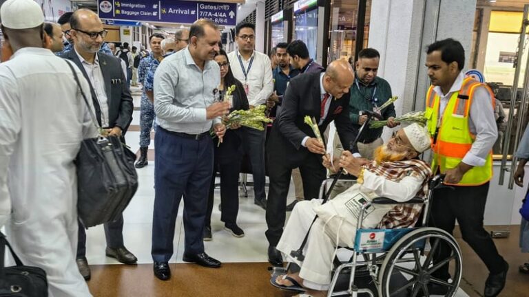 প্রথম ফিরতি ফ্লাইটে দেশে ফিরলেন ৩৬৯ হাজি
