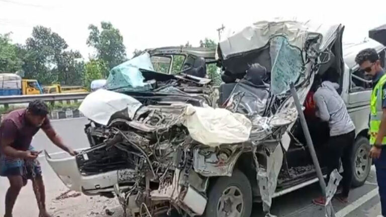টাঙ্গাইলে ট্রাকের পেছনে মাইক্রোবাসের ধাক্কা, নিহত ৩