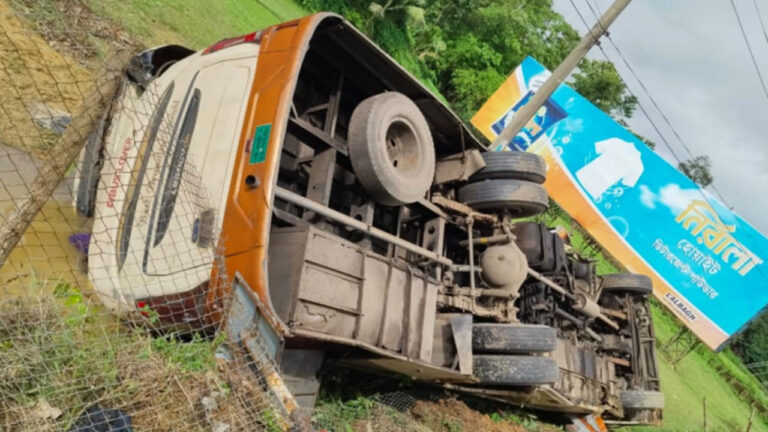 রামুতে বাস-কাভার্ডভ্যানের সংঘর্ষে বাবা-ছেলেসহ নিহত ৩