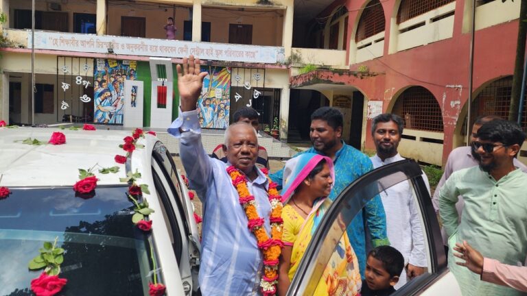 ফুলের মালা ও সুসজ্জিত গাড়িতে স্কুলের পরিচ্ছন্নতা কর্মীর রাজকীয় বিদায়