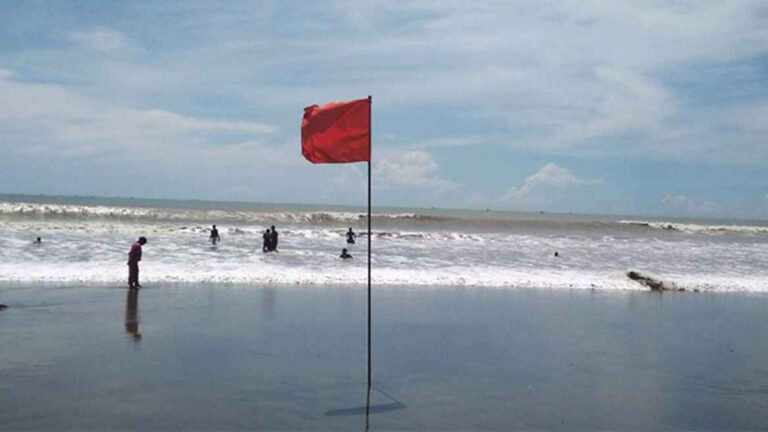 সমুদ্র বন্দরে ৩ নম্বর সতর্ক সংকেত