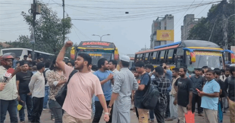 নতুন বাজারে ইউআইইউ শিক্ষার্থীদের ব্লকেড, যান চলাচল বন্ধ