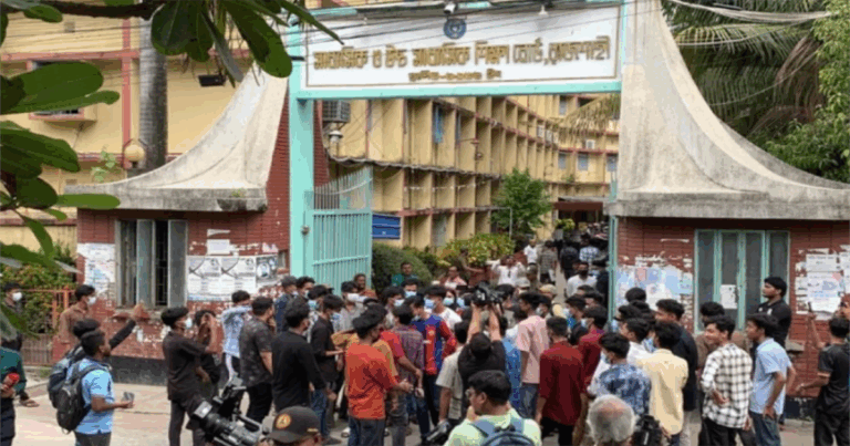 এইচএসসি পরীক্ষা পেছানোর দাবিতে রাজশাহী শিক্ষা বোর্ড ফটকে তালা