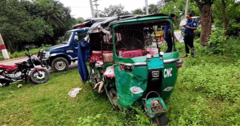 গাজীপুরে বাস-অটোরিকশা সংঘর্ষ, মা-ছেলেসহ নিহত ৩