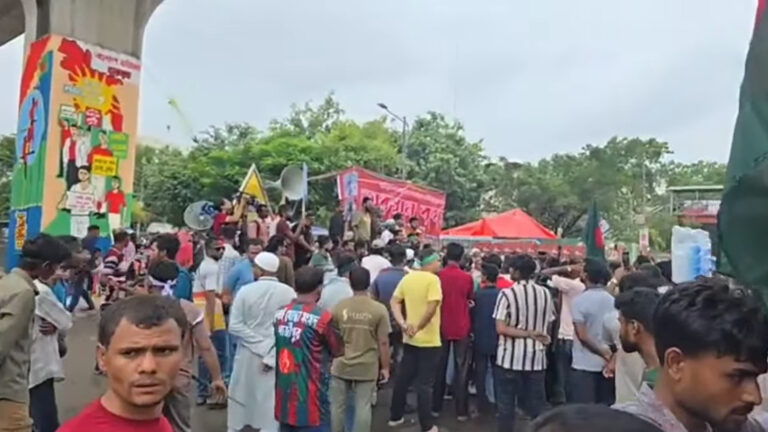 জুলাই সনদের ঘোষণার দাবিতে শাহবাগ অবরোধ