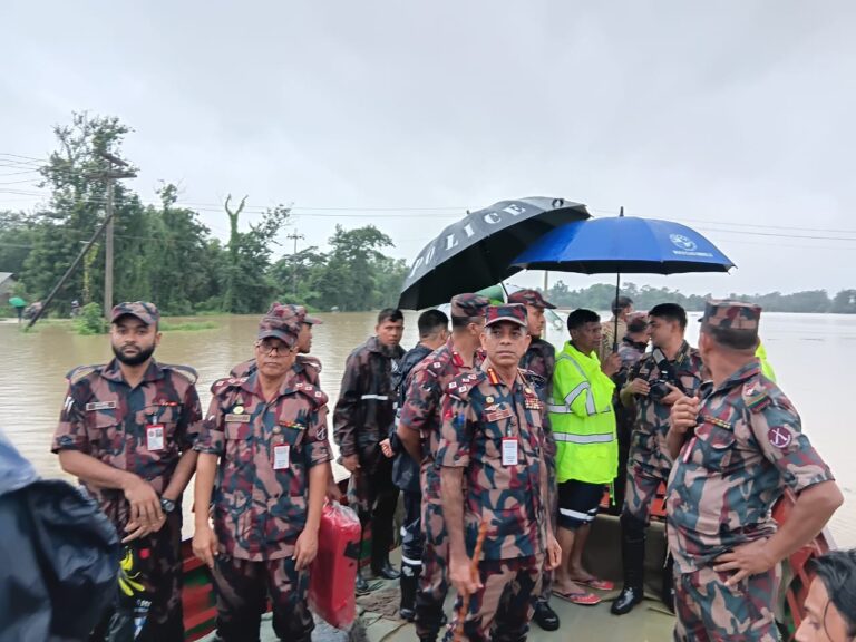 ফেনীতে বন্যা: দুর্গত মানুষের পাশে বিজিবি