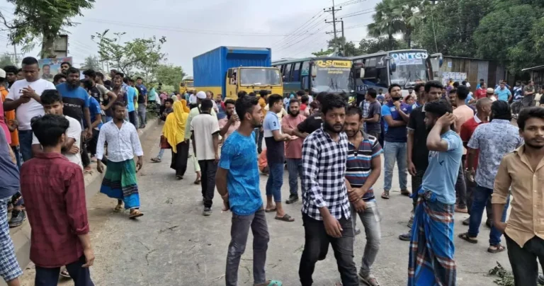 বকেয়া বেতনসহ ১০ দফা দাবিতে ঢাকা-ময়মনসিংহ মহাসড়ক অবরোধ