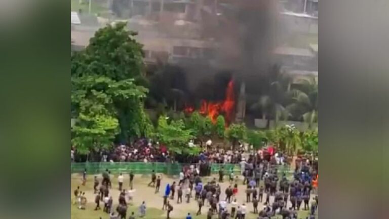 উত্তরায় মাইলস্টোন ক্যাম্পাসে প্রশিক্ষণ বিমান বিধ্বস্ত